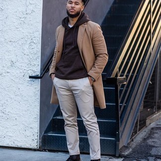 Как носить темно-коричневый худи с светло-коричневым длинным пальто