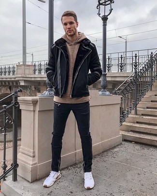 Какие джинсы носить с темно-коричневым худи мужчине