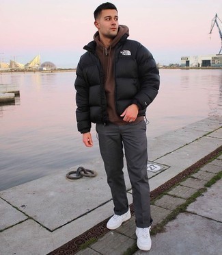 С чем носить темно-коричневый худи мужчине