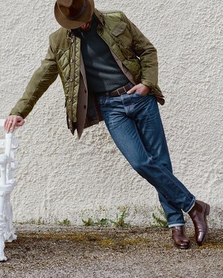 Как носить темно-коричневый пиджак с узором "гусиные лапки" с синими джинсами мужчине