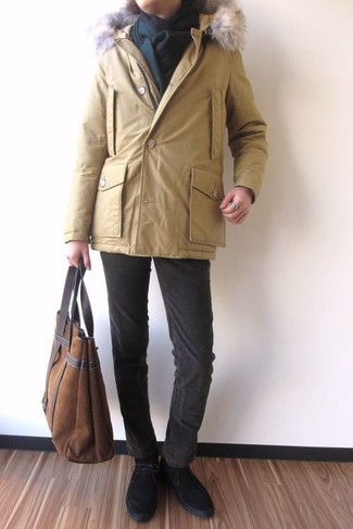 Какие ботинки дезерты носить с темно-коричневыми джинсами