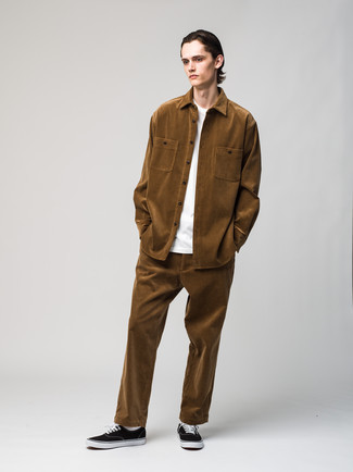 С чем носить темно-коричневые джинсы мужчине