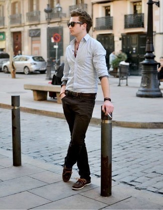 С чем носить темно-коричневые джинсы мужчине