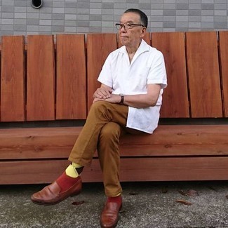 С чем носить темно-коричневые джинсы мужчине