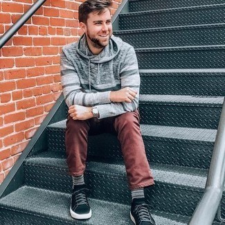 С чем носить темно-коричневые джинсы мужчине