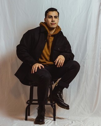 С чем носить темно-коричневые джинсы мужчине