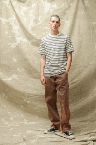 С чем носить темно-коричневые джинсы мужчине