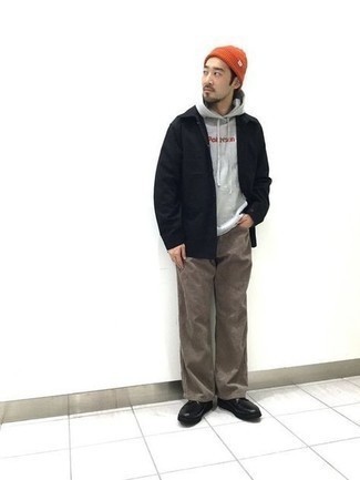 С чем носить темно-коричневые джинсы мужчине