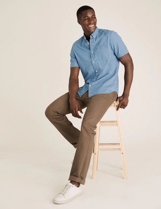 С чем носить темно-коричневые джинсы мужчине