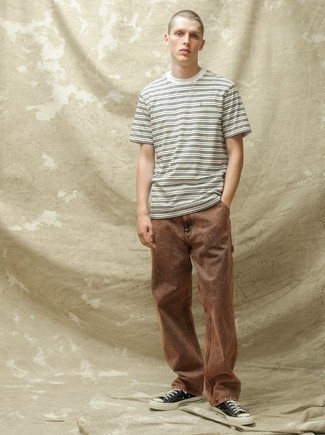 С чем носить темно-коричневые джинсы мужчине