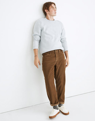 С чем носить темно-коричневые джинсы мужчине