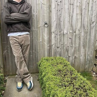 С чем носить темно-коричневые джинсы мужчине