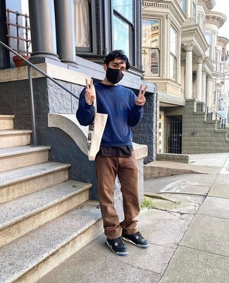 С чем носить темно-коричневые джинсы мужчине