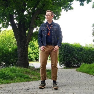 С чем носить темно-коричневые джинсы мужчине