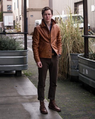 Какие куртки-рубашки носить с темно-коричневыми джинсами мужчине