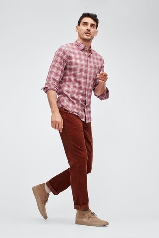 Как носить темно-коричневые джинсы с светло-коричневыми замшевыми ботинками дезертами