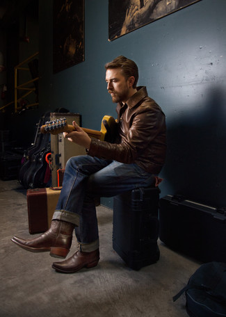 Какие джинсы носить с темно-коричневыми сапогами до колена мужчине