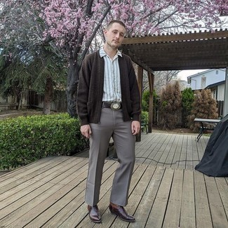 С чем носить темно-коричневый вязаный бомбер мужчине