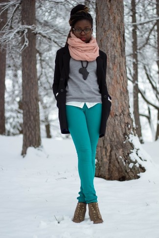 С чем носить темно-коричневые ботильоны на шнуровке