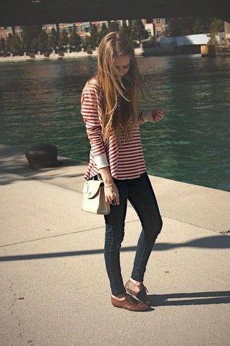 С чем носить темно-коричневые туфли на шнуровке женщине