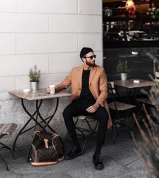 С чем носить темно-коричневый кожаный рюкзак мужчине