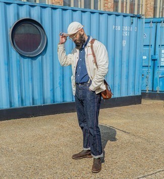 С чем носить темно-коричневую кожаную сумку мужчине