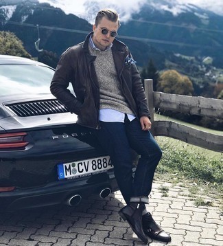 Как носить темно-коричневую кожаную косуху с темно-синими джинсами мужчине