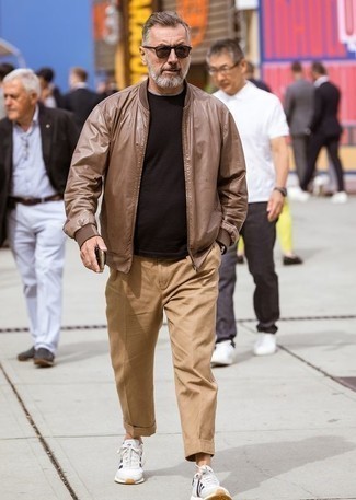 Как носить темно-коричневый кожаный бомбер с бежевыми брюками чинос