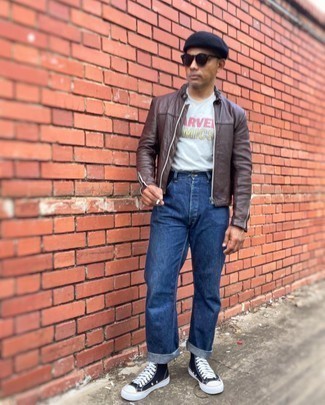 Как носить темно-коричневый кожаный бомбер с синими джинсами мужчине