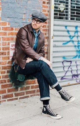 Как носить темно-коричневый кожаный бомбер с синими джинсами мужчине