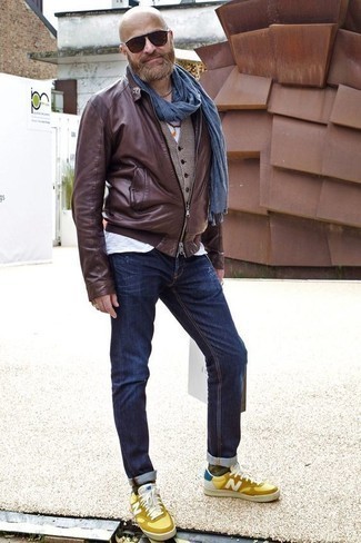 Как носить темно-коричневый кожаный бомбер с синими джинсами мужчине