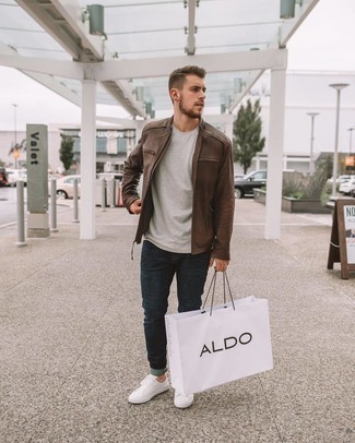 Как носить темно-коричневый кожаный бомбер с синими джинсами мужчине