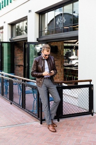 Как носить темно-коричневый кожаный бомбер с серыми брюками чинос