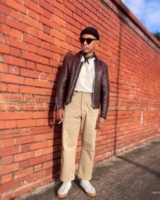 Как носить темно-коричневый кожаный бомбер с светло-коричневыми брюками чинос