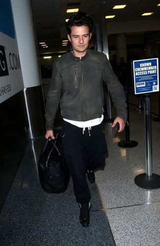 С чем носить темно-коричневый кожаный бомбер мужчине