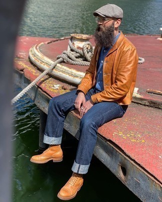 Как носить темно-коричневый кожаный бомбер с темно-синими джинсами мужчине