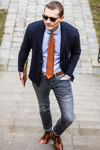 С чем носить темно-коричневые кожаные ботинки броги