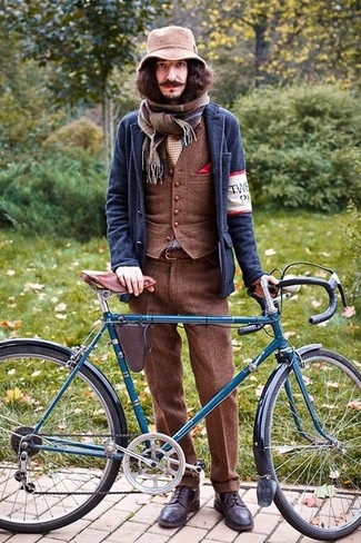 Как носить темно-коричневые кожаные броги с темно-синим шерстяным пиджаком