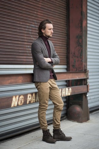 Как носить темно-коричневые кожаные повседневные ботинки с серым шерстяным пиджаком мужчине