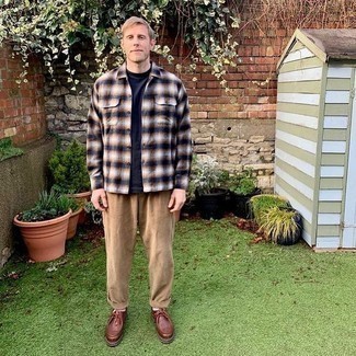 С чем носить темно-коричневые кожаные ботинки дезерты