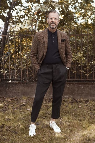 С чем носить темно-коричневые кожаные перчатки мужчине