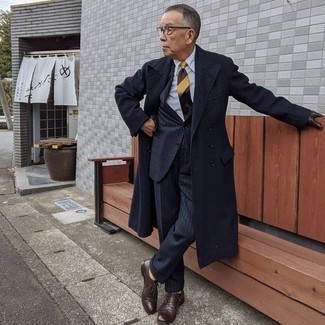 С чем носить темно-коричневые кожаные перчатки за 60 лет мужчине