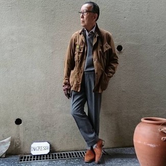 С чем носить темно-коричневые кожаные перчатки за 60 лет мужчине