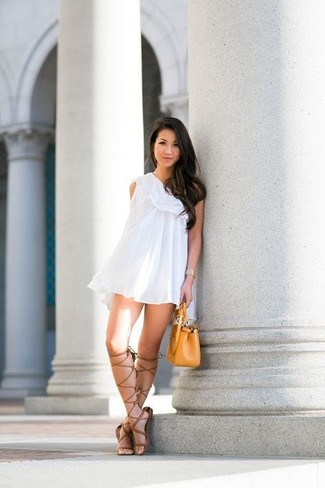 С чем носить темно-коричневые кожаные высоких гладиаторов