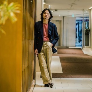 С чем носить темно-коричневые кожаные лоферы мужчине