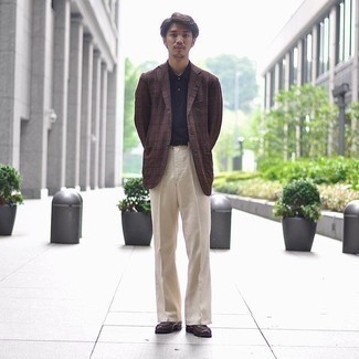 С чем носить темно-коричневые кожаные лоферы мужчине