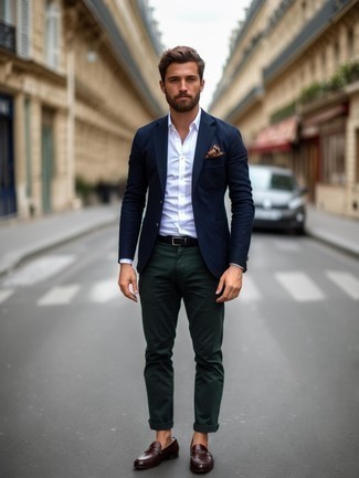 С чем носить темно-коричневые кожаные лоферы мужчине