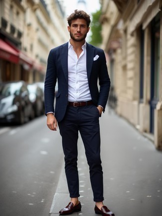 С чем носить темно-коричневые кожаные лоферы мужчине