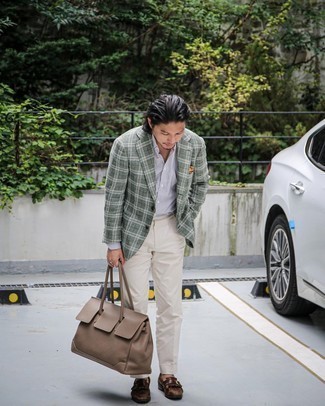 Как носить темно-коричневые кожаные лоферы с оливковым пиджаком мужчине