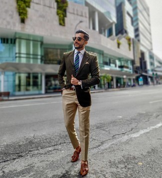 Как носить темно-коричневые кожаные лоферы с оливковым пиджаком мужчине